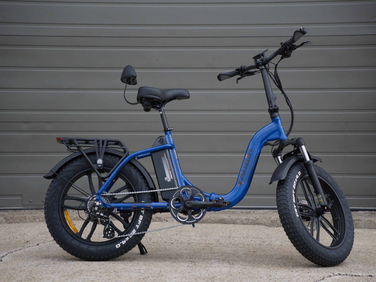 Taubik Escape S in Electric Blue, side view of the folding step-through frame on 20-inch mag wheels