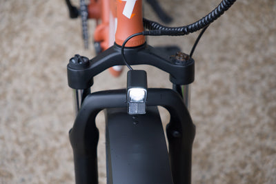 Headlight on the front suspension fork of the Taubik Escape S
