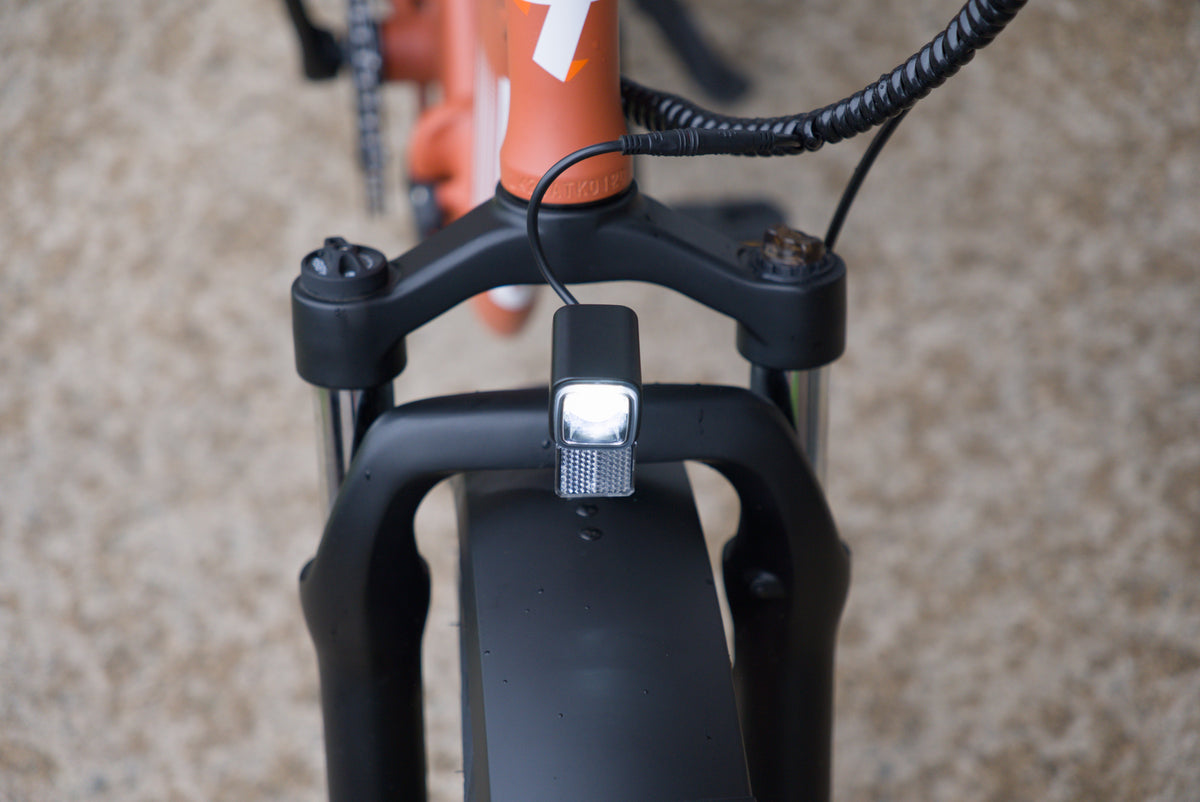 Headlight on the front suspension fork of the Taubik Escape S