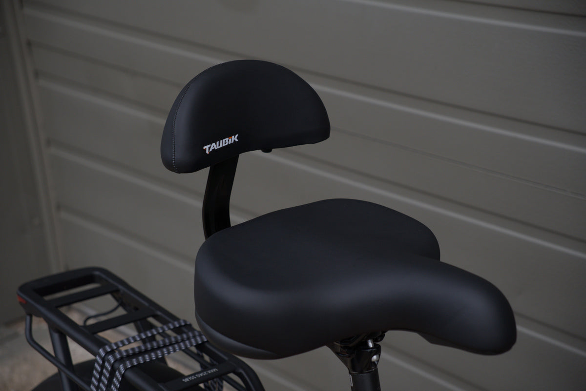 Wide cushioned saddle with a backrest above the rear rack of the Taubik Escape S